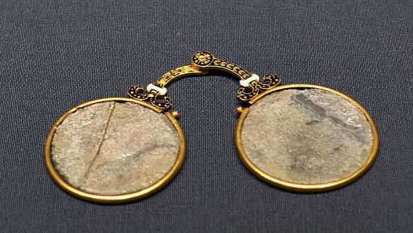 when were the first glasses invented